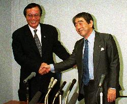 Shunichiro Okano shakes with Kunishige Kamamoto (JFA)